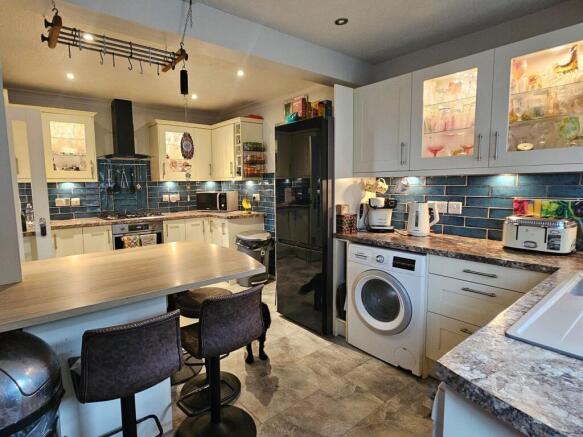 4 bed Detached for sale Image 5