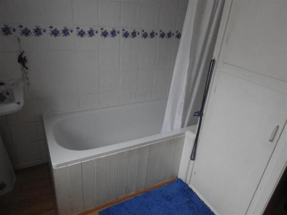 family bathroom (2).JPG