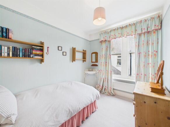 4 bed Detached for sale Image 8