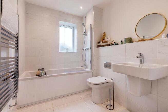 5 bed Detached for sale Image 8