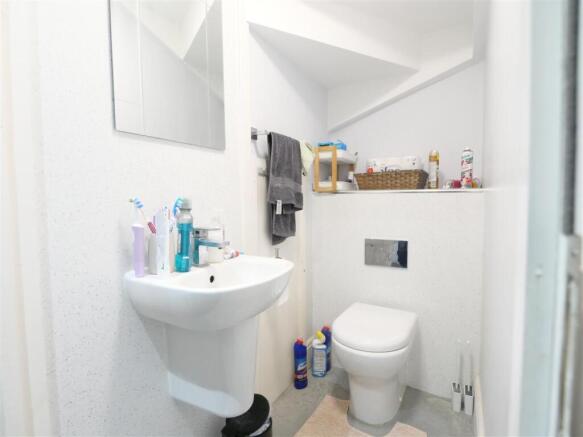 6 bed Link Detached House for sale Image 4