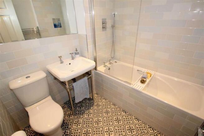 FAMILY BATHROOM / WC