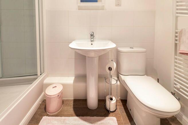 Ensuite to Bed 2