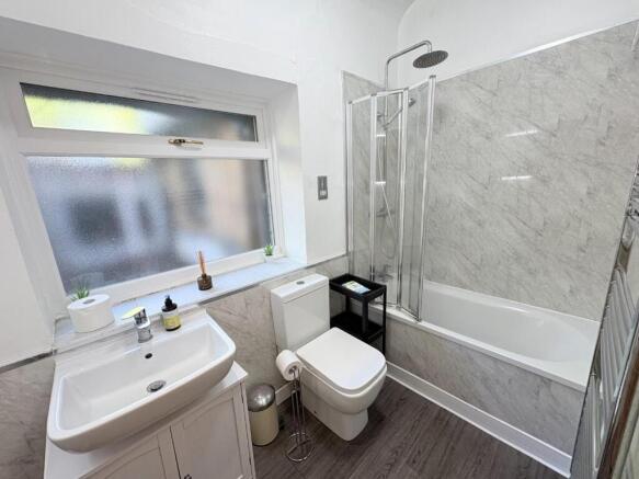 4 bed Apartment to rent Image 5