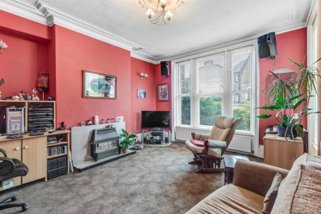 6 bed House for sale Image 4