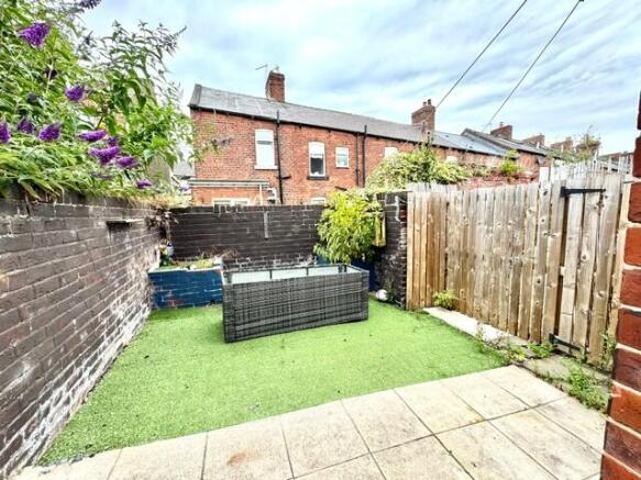2 bed Terraced to rent Image 7
