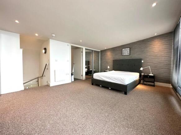 2 bed Penthouse to rent Image 11