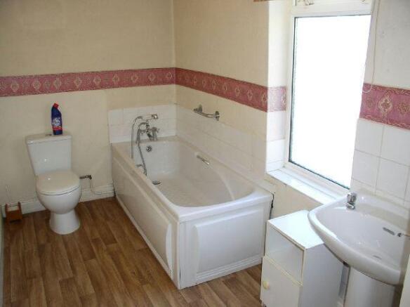 Bathroom (Off Bedroo