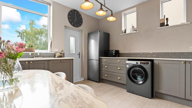 3 bed Semi-Detached for sale Image 6