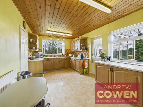 5 bed House for sale Image 9