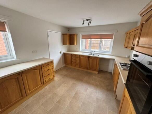 4 bed Detached to rent Image 2