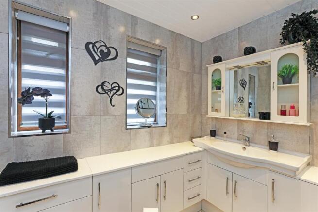 4 bed Detached for sale Image 8