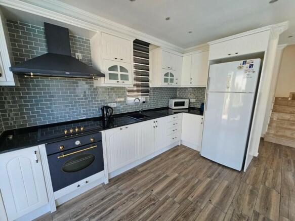 Fully Fitted Kitchen