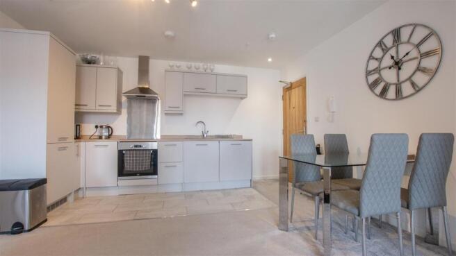 2 bed Apartment to rent Image 5