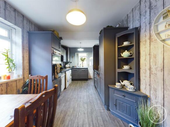 4 bed Semi-Detached Bungalow for sale Image 5