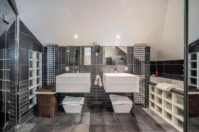 Principal en suite bathroom