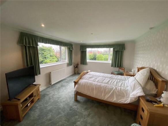 5 bed House for sale Image 11