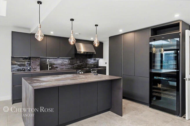Hilltop Close, Ascot photo 4