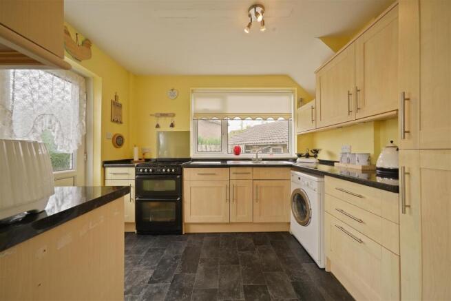 4 bed Detached for sale Image 8