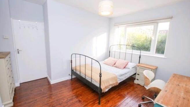Large & Double rooms in Flat share