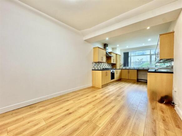 4 bed Detached for sale Image 10