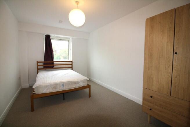 3 bed Apartment to rent Image 8