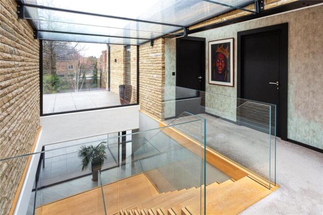 5 bed Detached for sale Image 12
