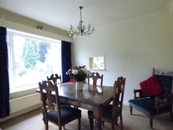 RAISED DINING AREA