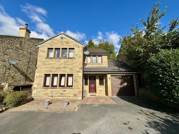 4 bed Detached to rent in halifax