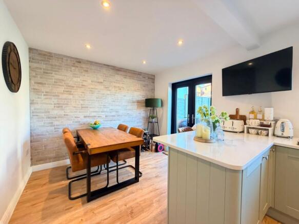 4 bed Semi-Detached for sale Image 4