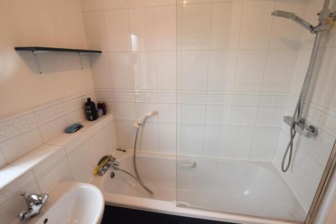24 Blanchland Circle bathroom 2