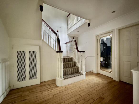 5 bed Detached for sale Image 4