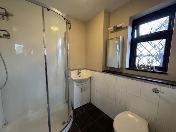 17 - En-Suite 1.jpg