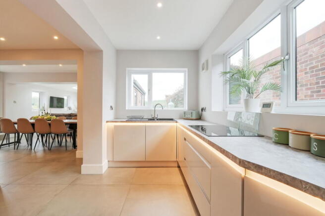 5 bed Detached for sale Image 7