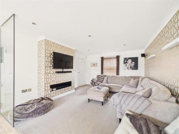 5 bed Detached for sale Image 7