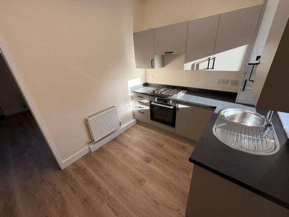 2 bed Terraced to rent Image 6