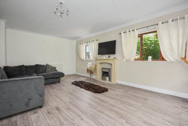 5 bed House for sale Image 4