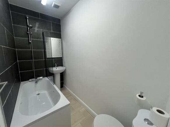 2 bed Terraced to rent Image 8