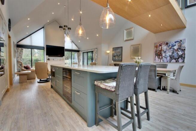 5 bed Detached for sale Image 4