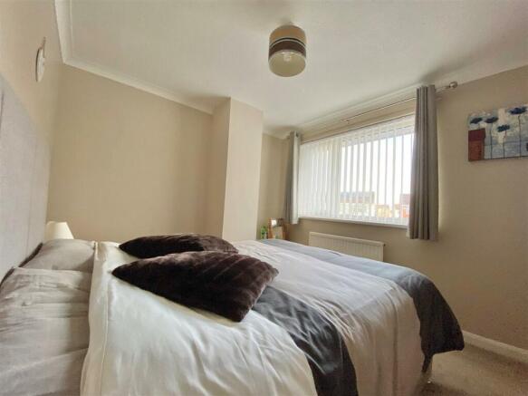 MAIN BEDROOM.jpg