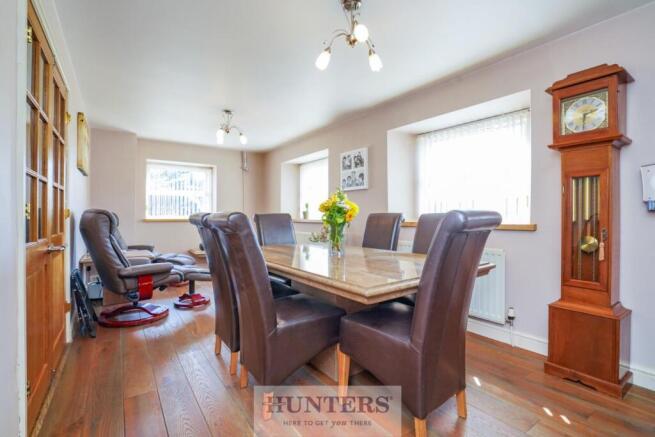 5 bed Detached for sale Image 9