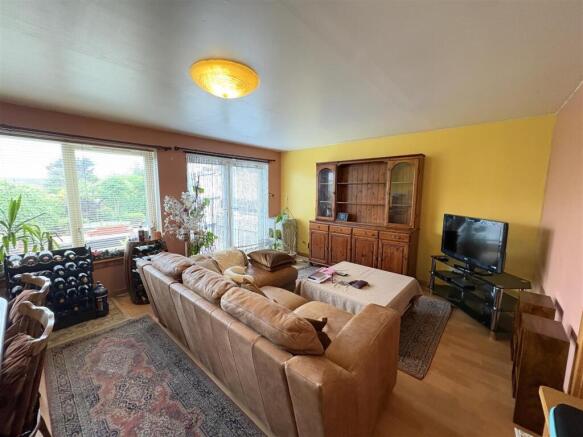 FAMILY ROOM/DINING ROOM