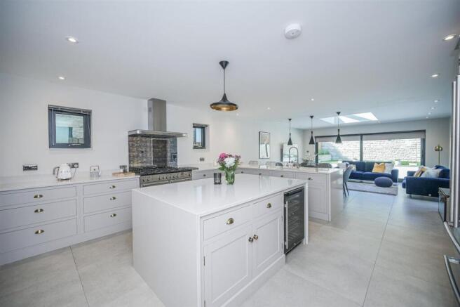5 bed Detached for sale Image 8