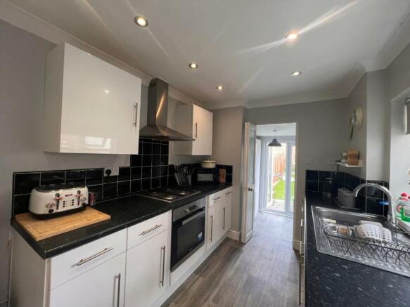 Kitchen 2.jpg