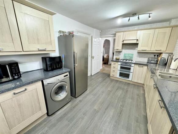 4 bed Detached for sale Image 10