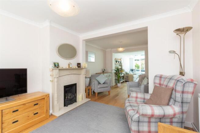 7 Winterbourne Close-14.jpg