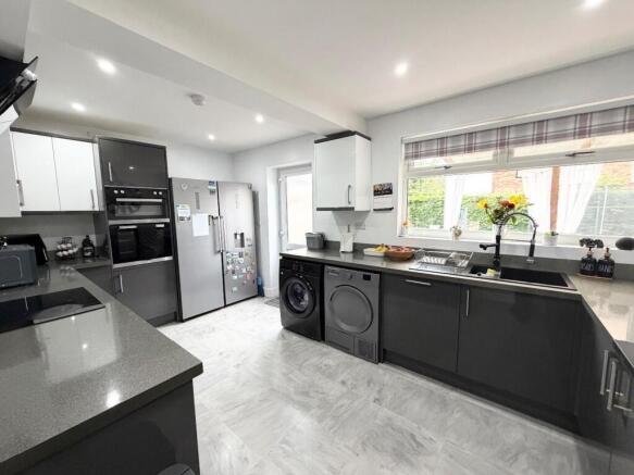 4 bed Semi-Detached for sale Image 8
