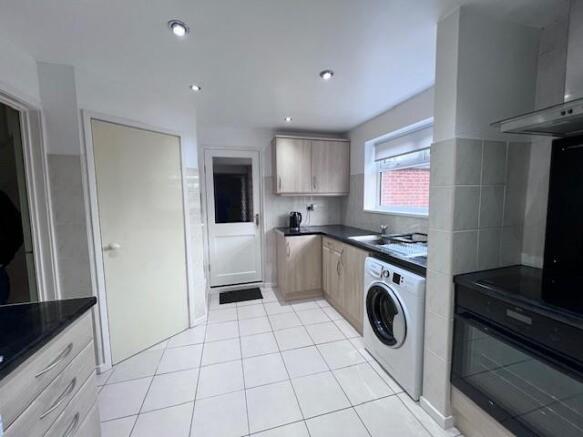 68 Laurel Crescent kitchen.jpg