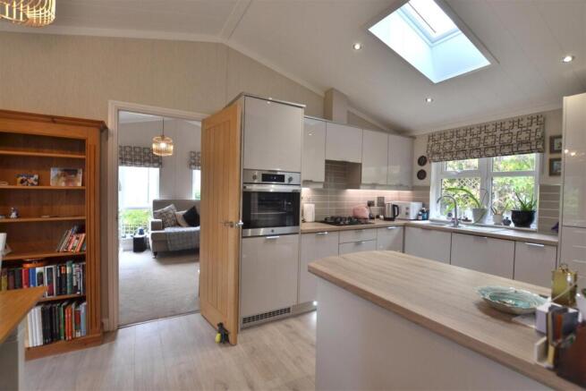 Kitchen 2.jpg