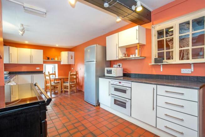 Kitchen 1.jpg
